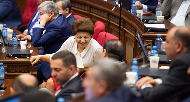 Заседание Национального собрания. Фото © Sputnik / Asatur Yesayants
 https://ru.armeniasputnik.am/politics/20181002/14836561/vopreki-prizyvam-pashinyana-parlament-prinyal-nashumevshie-popravki.html