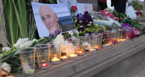Свечи в память о Шарле Азнавуре в Степанакерте. Фото Алвард Григорян для "Кавказского узла",