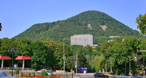 Гора Железная, вид с вокзала города Лермонтов. Фото https://ru.wikipedia.org/wiki/Город_Лермонтов