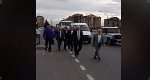 Парламентарии Ингушетии вышли к собравшимся на площади в Магасе. 4 октября 2018 г. Кадр из видео 
https://www.facebook.com/100010105118127/videos/747784652235032/?id=100010105118127&fref=mentions