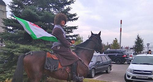 Участник акции протеста с флагом Ингушетии. Фото: Умар Йовлой для "Кавказского узла" 