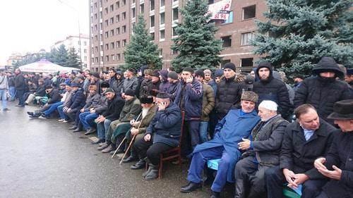 Жители Ингушетии в ожидании пятничного намаза. Фото https://www.facebook.com/zariffeli/posts/1953430038047640
