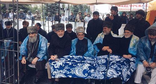 Шатер, где могут отдохнуть старики и женщины. Магас, 5 октября 2018 г. Фото: Умар Йовлой для "Кавказского узла"