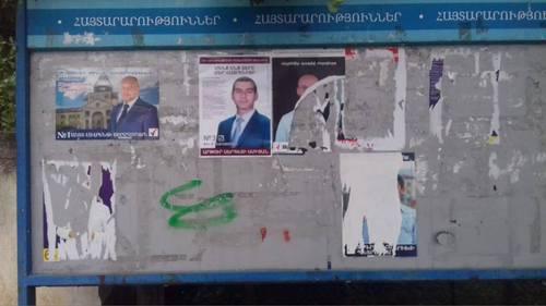 Стенд с агитационными плакатами перед выборами в Нагорном Карабахе. Фото Алвард Григорян для "Кавказского узла".