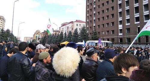 Протестующие на площади в Магасе. 6 октября 2018 года. Фото Умара Йовлоя для "Кавказского узла"