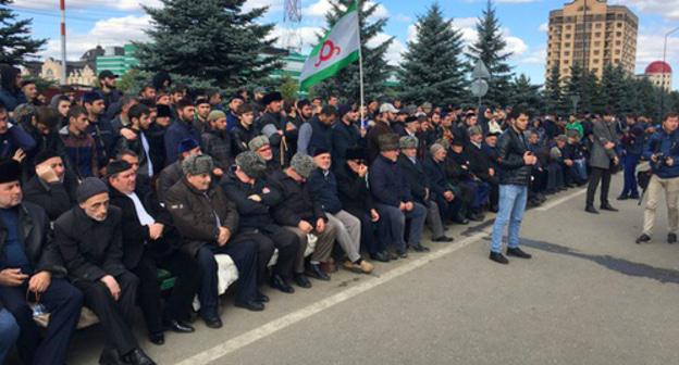 Участники акции протеста в Магасе. 7 октября 2018 года. Фото Магомеда Муцольгова, http://www.kavkaz-uzel.eu/blogs/342/posts/34838