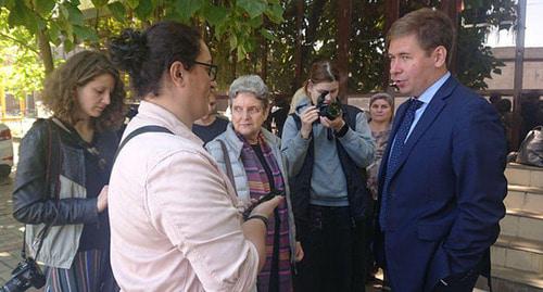 Адвокат Петр Заикин (справа) дает интервью. Фото: пресс-служба ПЦ "Мемориал"