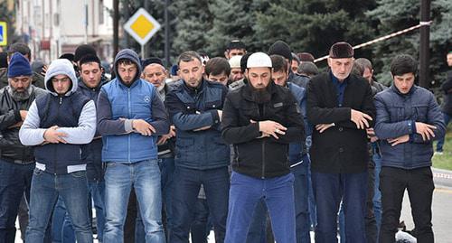 Участники митинга в Магасе во время молитвы. 7 октября 2018 года. Фото предоставлено "Кавказскому узлу" Якубом Гогиевым