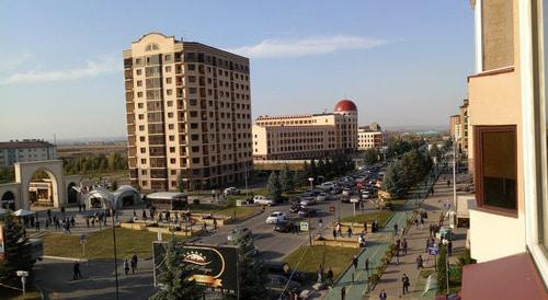 Проезжая часть в районе парламента и телерадиокомпании. Магас, 9 октября 2018 года. Фото: Умар Йовлой для "Кавказского узла"