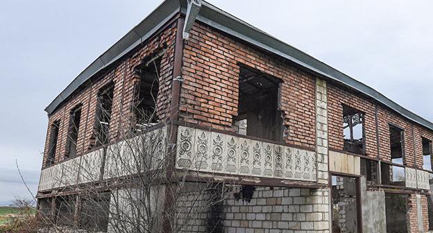 Дом в азербайджанском селе Чямянли, постоянно обстреливаемом с сопредельной стороны. Фото Sputnik / Murad Orujov
https://ru.sputnik.az/karabakh/20171117/412791801/obstrel-front-azerbajdzhan-armenija.html