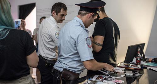 Полиция  изымает тираж альманаха moloko+. Краснодар, 15 июля 2018 г. Фото Алины Десятниченко, Юга.ру