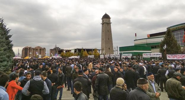 Жители Ингушетии в центре Магаса перед пятничной молитвой. Фото Умара Йовлоя для "Кавказского узла"