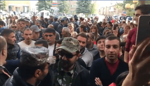 Протестующие у здания администрации общины Ани. Скриншот видео. https://www.facebook.com/sanasaryan/videos/10217419775944541/