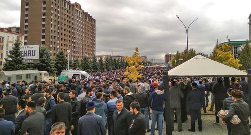 Участники акции протеста в центре Магаса. 12 октября 2018 года. Фото Умара Йовлоя для "Кавказского узла".