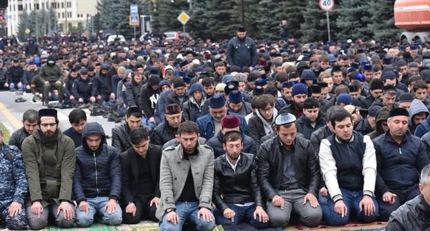 Молитва участников митинга в Магасе. Фото предоставлено "Кавказскому узлу" Якубом Гогиевым