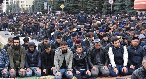 Молитва участников митинга в Магасе. Фото предоставлено "Кавказскому узлу" Якубом Гогиевым