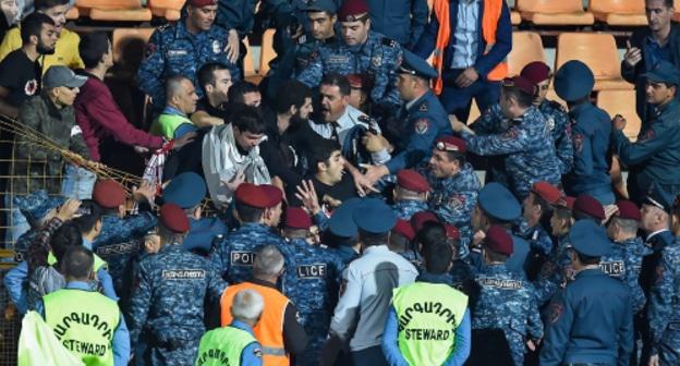 Потасовка после футбольного матча Лиги наций УЕФА между сборными Армении и Гибралтара (13 октября 2018 года). Еревaн Sputnik/ Asatur Yesayants.

https://ru.armeniasputnik.am/nl2018/20181013/15072849/match-mezhdu-sbornymi-armenii-i-gibraltara-zavershilsya-potasovkoj-bolelshchikov.html