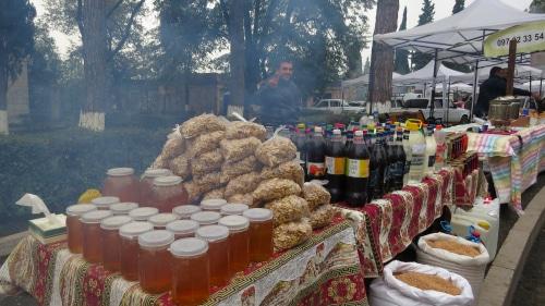 Мед и вино на ярмарке в Степанакерте. Фото Адвард Григорян для "Кавказского узла".