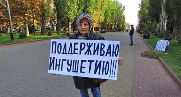 Участница одиночного пикета в Волгограде. 14 октября 2018 года. Фото Вячеслава Ященко для "Кавказского узла"