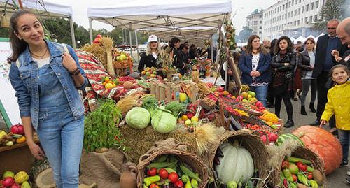 Жители Степанакерта на сельской ярмарке 14 октября 2018 года. Фото Алвард Григорян для "Кавказского узла".