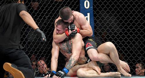 Хабиб Нурмагомедов (красные перчатки) борется с Конором Макгрегором (синие перчатки) во время UFC 229 на T-Mobile Arena. Фото REUTERS