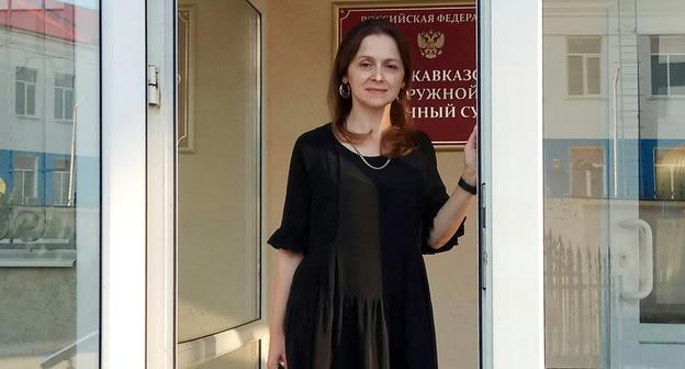 Адвокат Ислама Гугова Ева Чаниева на выходе из здания суда. Фото Константина Волгина для "Кавказского узла"
