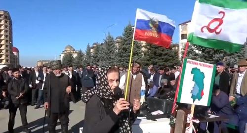 Участница протеста в Магасе 17.10.2018. Фото: кадр видео ИНГУШЕТИЯ-ТВ http://ingushetiya.tv/pryamoy-yefir/