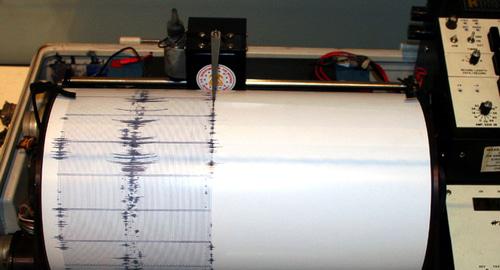 Сейсмограф. Фото Yamaguchi先生 https://ru.wikipedia.org/wiki/Сейсмограф#/media/File:Kinemetrics_seismograph.jpg