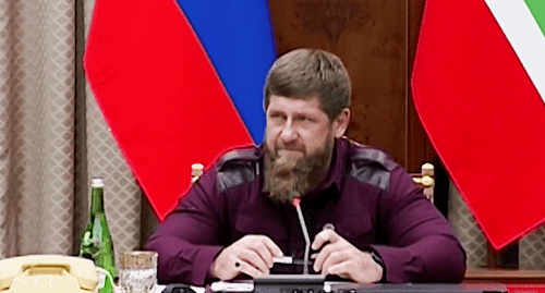 Рамзан Кадыров говорит о митингах в Магасе на расширенном совещании с руководителями министерств и ведомств Чечни. Кадр сюжета ЧГТРК "Грозный". https://www.youtube.com/watch?v=Wy3Q0cVqCZA