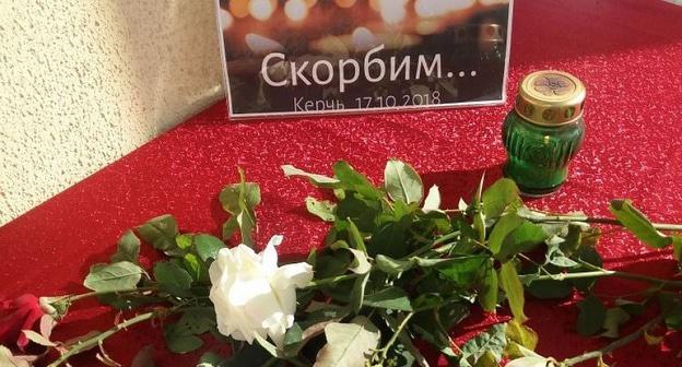 Стол для возложения цветов в память о жертвах атаки в Керчи. Фото пресс-службы администрации Темрюкского района
