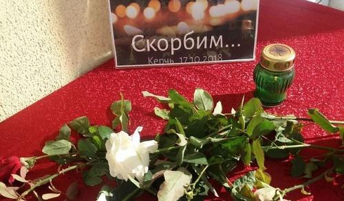 Стол для возложения цветов в память о жертвах атаки в Керчи. Фото пресс-службы администрации Темрюкского района