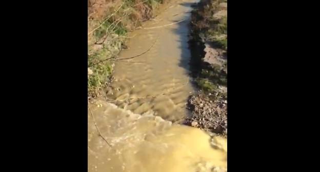 Стекающая в Терек вода желтого цвета. Кадр из видео https://www.youtube.com/watch?v=kmOjmMosA3g