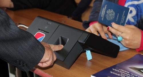 Прибор электронной идентификации избирателя на выборах в Ереване. Фото Тиграна Петросяна для "Кавказского узла"