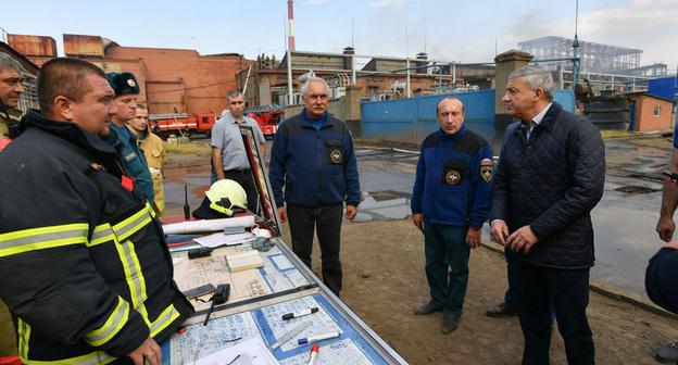 Глава Северной Осетии Вячеслав Битаров и представители соответствующих служб на заводе "Электроцинк" после пожара. 21 октября 2018 года. Фото: пресс-служба главы и правительства РСО-Алания