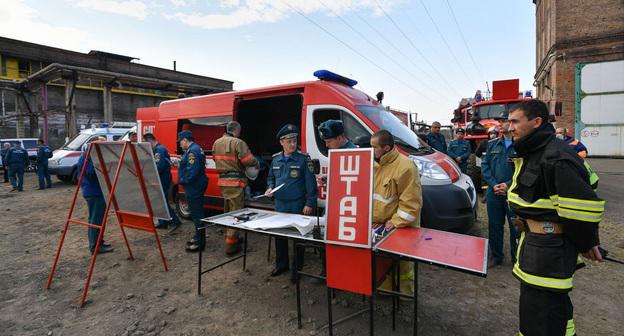 Оперативный штаб на месте пожара на территории завода "Электроцинк". Владикавказ, 21 октября 2018 года. Фото: пресс-служба главы и правительства РСО-Алания
