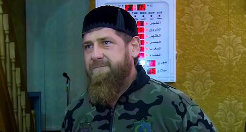 Рамзан Кадыров на встрече с жителями Ингушетии в мечети селения Сурхахи. Кадр видео пользователя "ЧЕЧНЯ 95" на YouTube. https://www.youtube.com/watch?v=OuCQt9BsiJk
