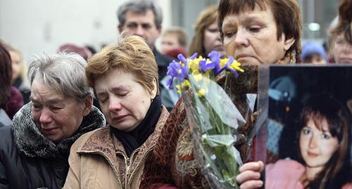 Люди возле здания Театрального центра на Дубровке, поминают погибших во время теракта. Москва, октябрь 2002 г. Фото: REUTERS/Anton Denisov (RUSSIA)