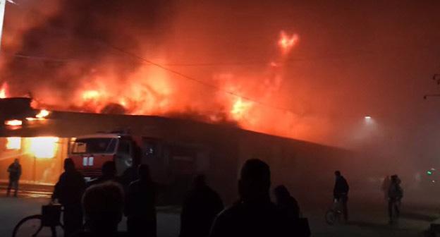 Пожар на рынке "Хитрый" в Ахтубинске. 23 октября 2018 г. Кадр из видео пользователя 
Life https://www.youtube.com/watch?v=To1JjB1i23c
 