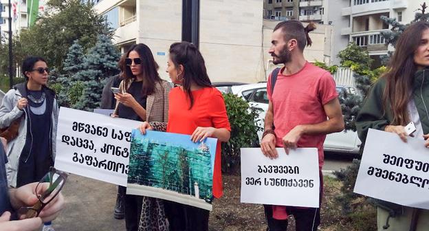Активисты у здания мэрии Тбилиси требуют от властей принять меры для снижения уровня загрязнения воздуха. Фото Галины Готуа для "Кавказского узла"