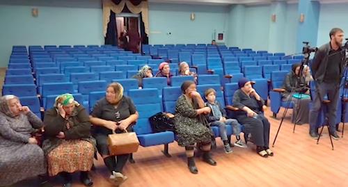 Собрание жителей общежития в Грозном. Фото: кадр видео ЧГТРК "Грозный" https://www.youtube.com/watch?time_continue=90&v=qg4-Icfq8QA
