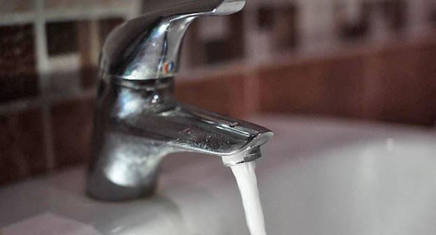 Вода льется из крана. Фото Елены Синеок, Юга.ру