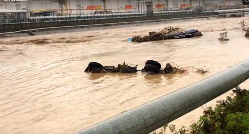 Затопленные паводком автомобили в Туапсе 25.10.2018. Фото: кадр видео Константин Жулькин https://vk.com/moytuapse