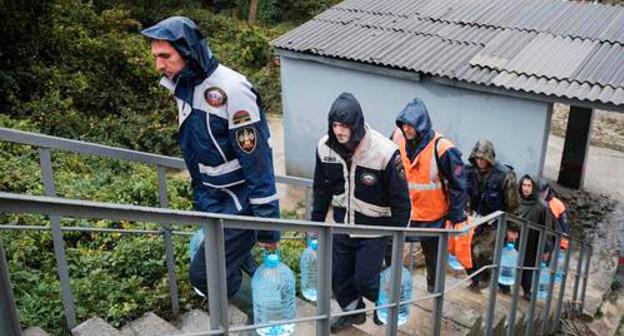 Спасатели с питьевой водой. Фото пресс-службы администрации Краснодарского края.