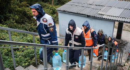 Спасатели с питьевой водой. Фото пресс-службы администрации Краснодарского края.