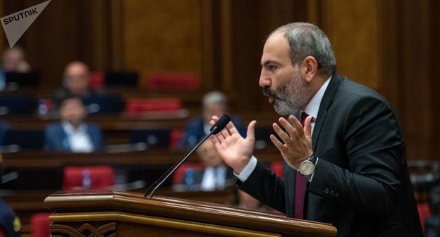 Никол Пашинян на внеочередном собрании парламента Армении 24.10.2018 Фото Sputnik / Asatur Yesayants
https://ru.armeniasputnik.am/politics/20181025/15308557/gromkoe-delo-o-korrupcii-na-kogo-namekal-pashinyan.html