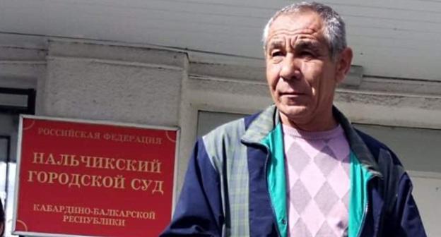 Беслан Иритов возле здания суда, 26 октября 2018 года. Фото: Константин Гусев, https://www.facebook.com/photo.php?fbid=1173146956174311&set=a.123153267840357&type=3&theater