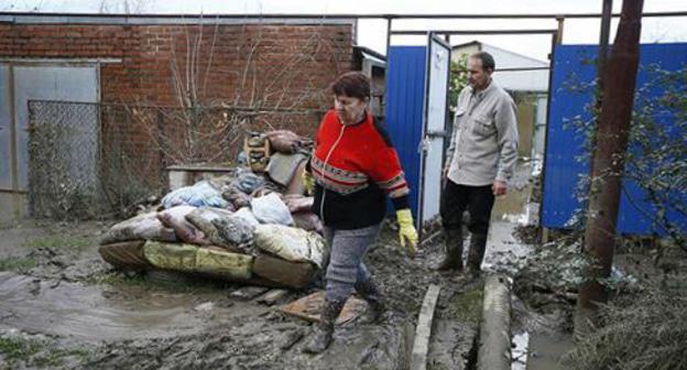 Подтопленный двор в Краснодарском крае. Фото с сайта администрации региона. https://admkrai.krasnodar.ru/content/1131/show/448615/