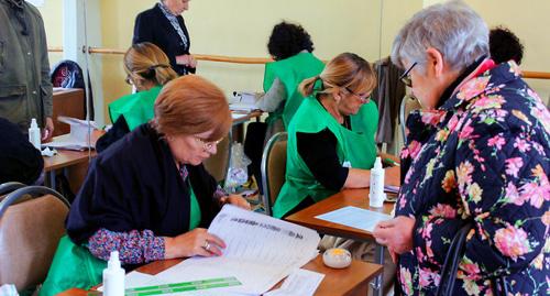 Голосование на участке №38 Чугуретского избирательного округа Тбилиси. Фото Инны Кукуджановой для "Кавказского узла".