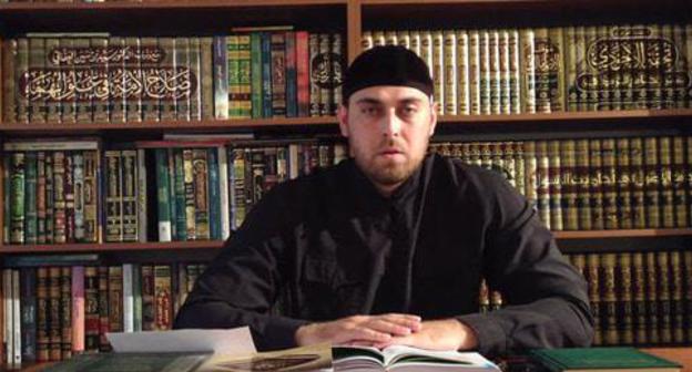 Адам Ильясов. Кадр из видео пользователя Imam. Adam_al.ashariy https://www.youtube.com/watch?v=zxMzskPbJ3o