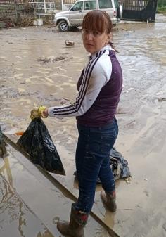 Жительница Сочи убирает двор от последствий наводнения. Фото Светланы Кравченко для "Кавказского узла".